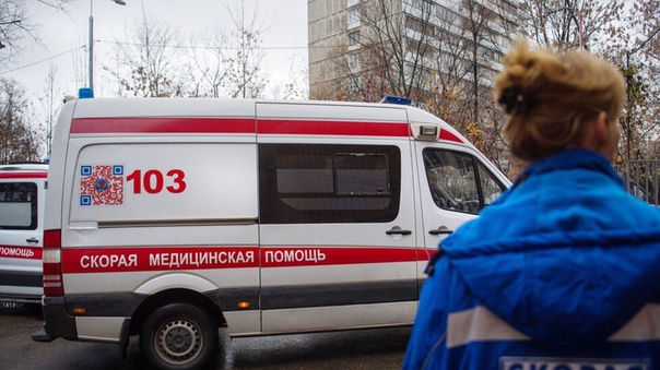 Петербуржец запер врача скорой в своей квартире, требуя вылечить его мать В Петербурге врач неотложной
