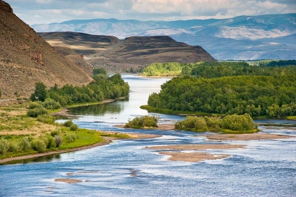 енисей – одна из величайших рек всего мира. енисей — одна из самых длинных рек россии. ее протяженность от истоков составляет свыше 4000км. енисей впадает в карское море северного ледовитого
