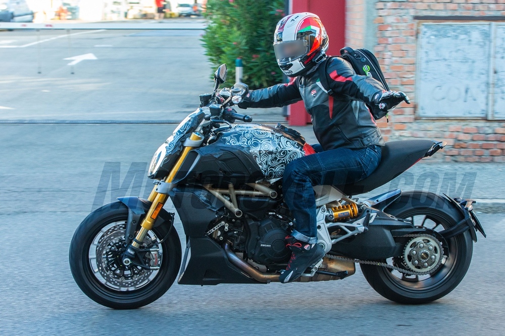 Шпионские фото Ducati Diavel 2019