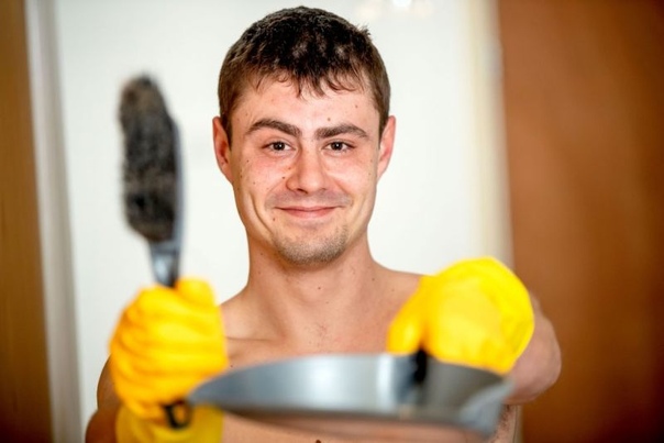 Строитель стал убирать дома голышом и не нарадуется своим заработкам 26-летний строитель, Даниэль Эйткен,