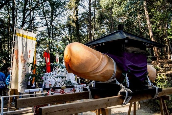 В Японии проходит парад пенисов Каждую весну жители японского города Комаки устраивают праздник фертильности, он же фестиваль членов Honen-sai. Во главе процессии несут символ праздника