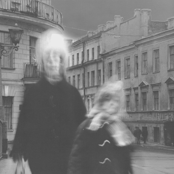 Российский фотохудожник Алексей Титаренко в 90-е создал запоминающийся цикл снимков о Ленинграде,