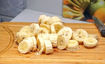 Смузи из яблок и бананов Смузи представляет собой витаминный густой напиток из измельченных фруктов, ягод или овощей. Большое разнообразие рецептов этого полезного и популярного во всем мире